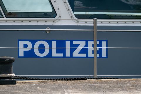 Der Kapitän versuchte nach Aufforderung der Polizei minutenlang, das Frachtschiff anzulegen. (Symbolbild) Foto: Stefan Sauer/dpa