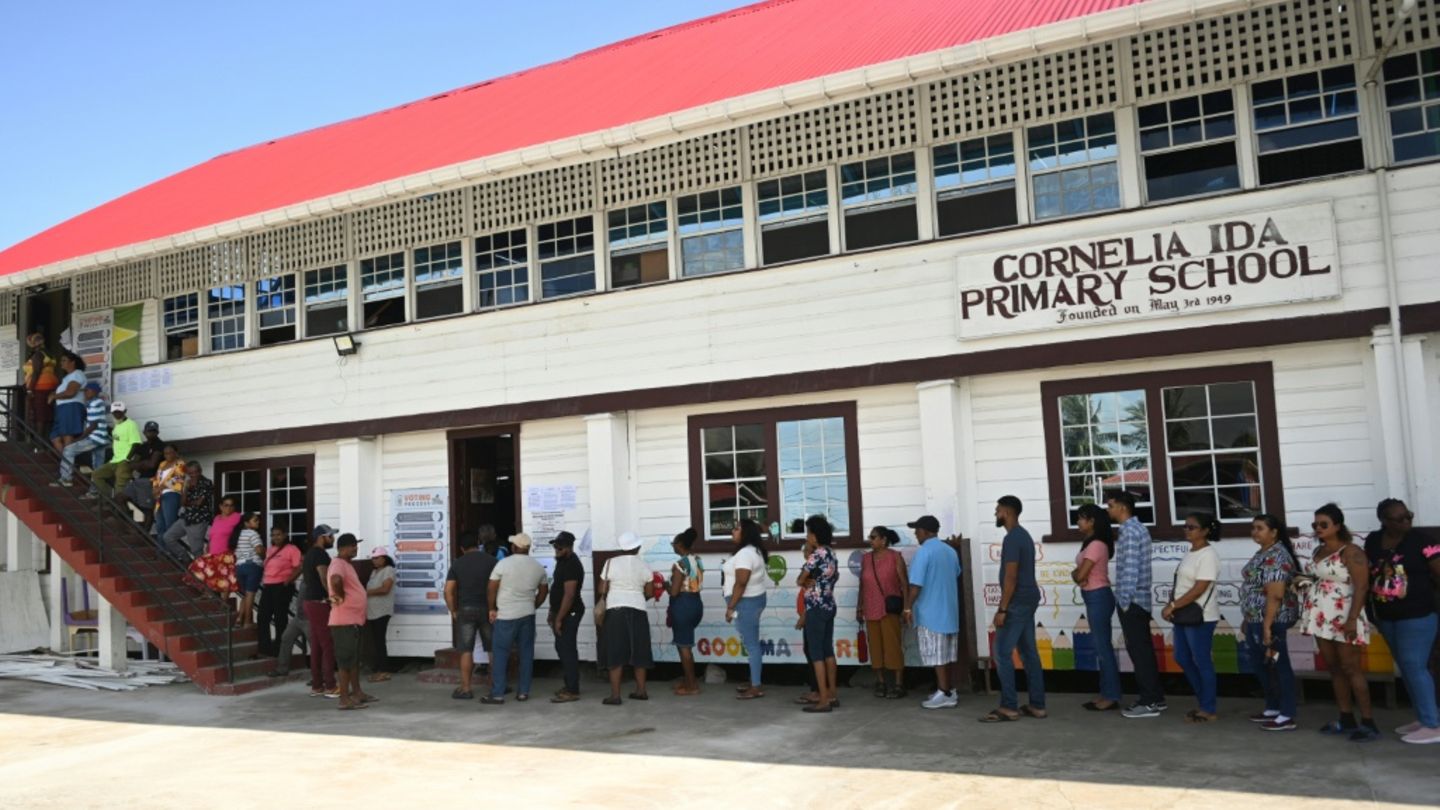 Schlange vor einem Wahlbüro in Georgetown in Guyana