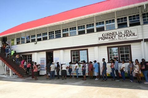 Schlange vor einem Wahlbüro in Georgetown in Guyana