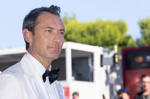 Schauspieler Jude Law auf dem roten Teppich in Venedig