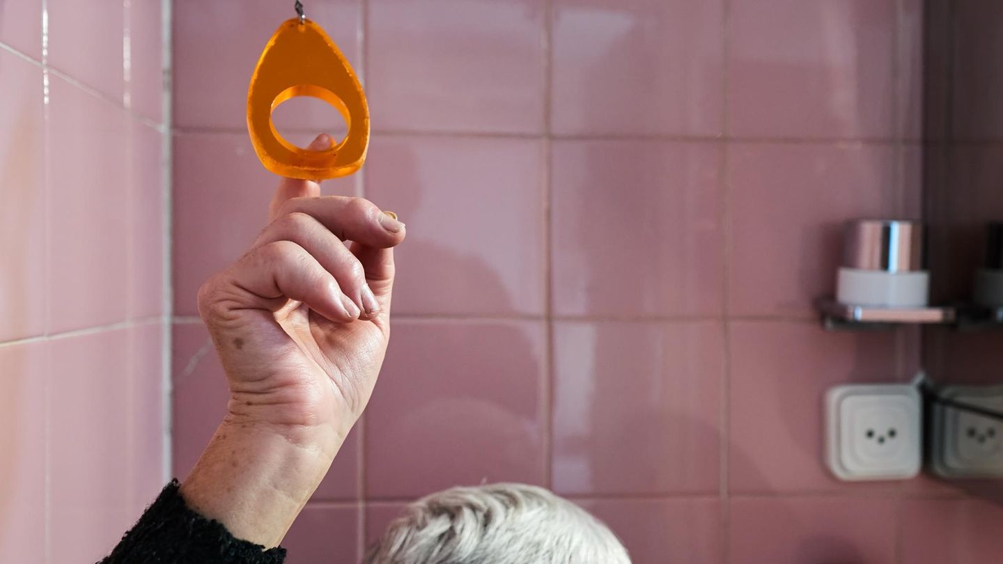 Inkontinenzbehandlungen: Ältere Dame betätigt die Toilettenspülung