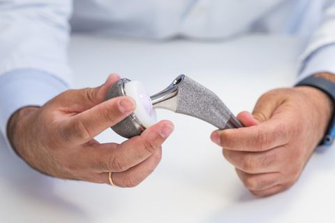 Hüftchirurgie: Arzt zeigt eine Hüftprothese