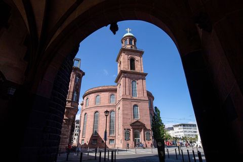 In der Frankfurter Paulskirche wurden vor knapp 180 Jahren die Grundlagen der parlamentarischen Demokratie geschaffen (Archivbil
