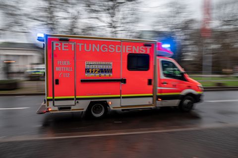 Ein tragischer Moment auf einem Betriebshof: Trotz notärztlicher Versorgung stirbt ein 56-Jähriger bei einem Unfall, Kollegen st