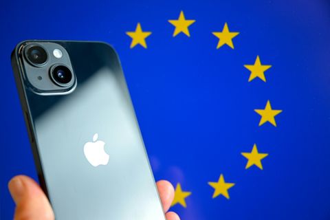 Ein iPhone vor dem Logo der Europäischen Union