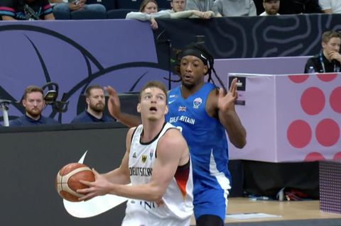 Zwei Basketballer im Spiel