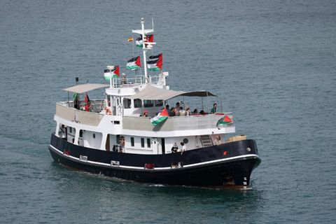 Ein Boot der Gaza-Hilfsflotte unter palästinensischer Flagge