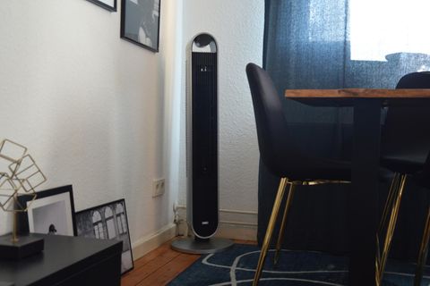 Der Dreo Turmventilator steht im Wohnzimmer