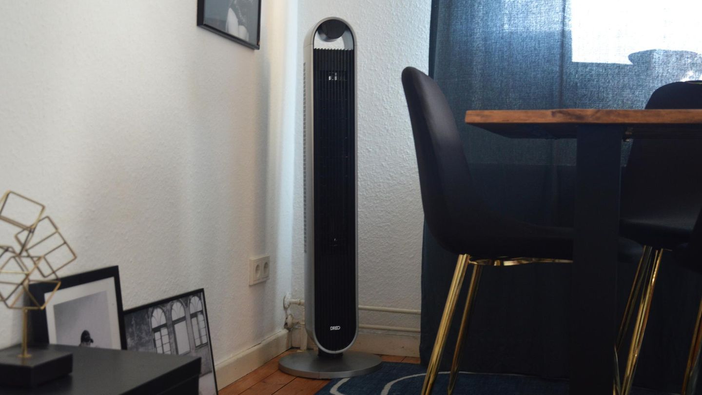 Der Dreo Turmventilator steht im Wohnzimmer