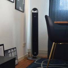 Der Dreo Turmventilator steht im Wohnzimmer