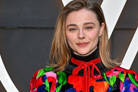 Öffentliche Auftritte mit Partnerin Kate Harrison gibt es kaum. Dafür öffnete Chloë Grace Moretz bei der Hochzeitskleidanprobe