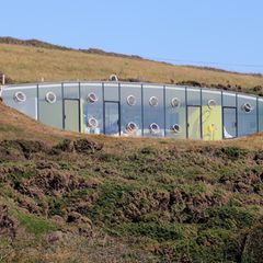 Die Rückseite des "Teletubby-Hauses" Malator: Bob Marshall-Andrews wollte ein Haus unter der Erde, sein Sohn hatte die Idee des ellyptischen "Auges", das aufs Meer blickt