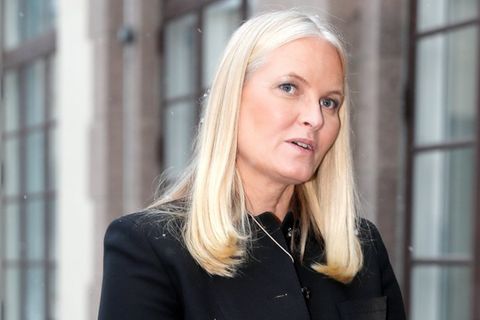 Ihre Lungenkrankheit macht Mette-Marit wieder einen Strich durch die Reisepläne.