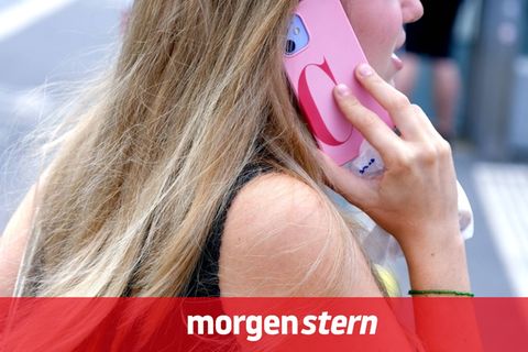 Catcalling: Junge Frau auf der Straße