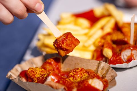 Altkanzler Gerhard Schröder (SPD) nannte Currywurst mit Pommes einst einen der "Kraftriegel der Facharbeiterin und des Facharbei
