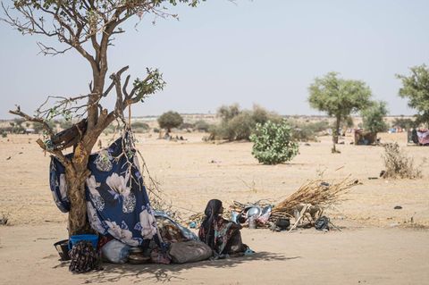 Frau auf der Flucht im Sudan