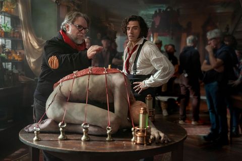 Regisseur Guillermo del Toro und Frankenstein-Darsteller Oscar Isaac in einer Filmszene. Foto: Ken Woroner/Netflix via AP/dpa