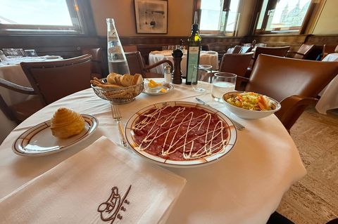 Ein Teller Rindfleisch, ein Schüsselchen Eisbergsalat - sonst nichts. Foto: Christoph Sator/dpa