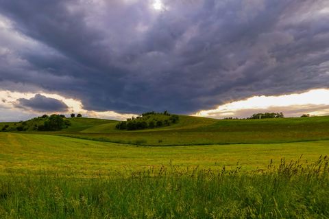Das Wetter in Berlin und Brandenburg am Dienstag zeigt sich unbeständig: Zeitweise Regen, später örtlich auch Gewitter. (Archivb