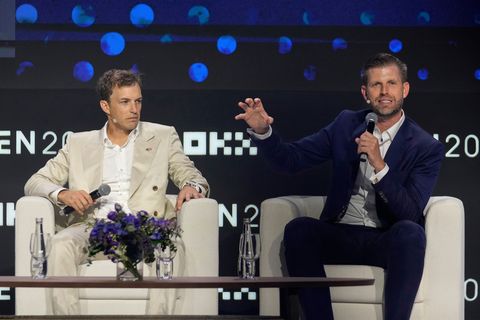 Gründer wie Präsidentensohn Eric Trump (rechts im Bild) dürfen ihre WLFI-Bestände vorerst nicht verkaufen. (Archivbild) Foto: Al