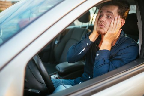 Genervter AUtofahrer (Symbolbild Ki am Drive-In)