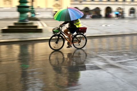 Der Deutsche Wetterdienst hat viel Regen im Wochenausblick. (Symbolbild) Foto: Peter Kneffel/dpa