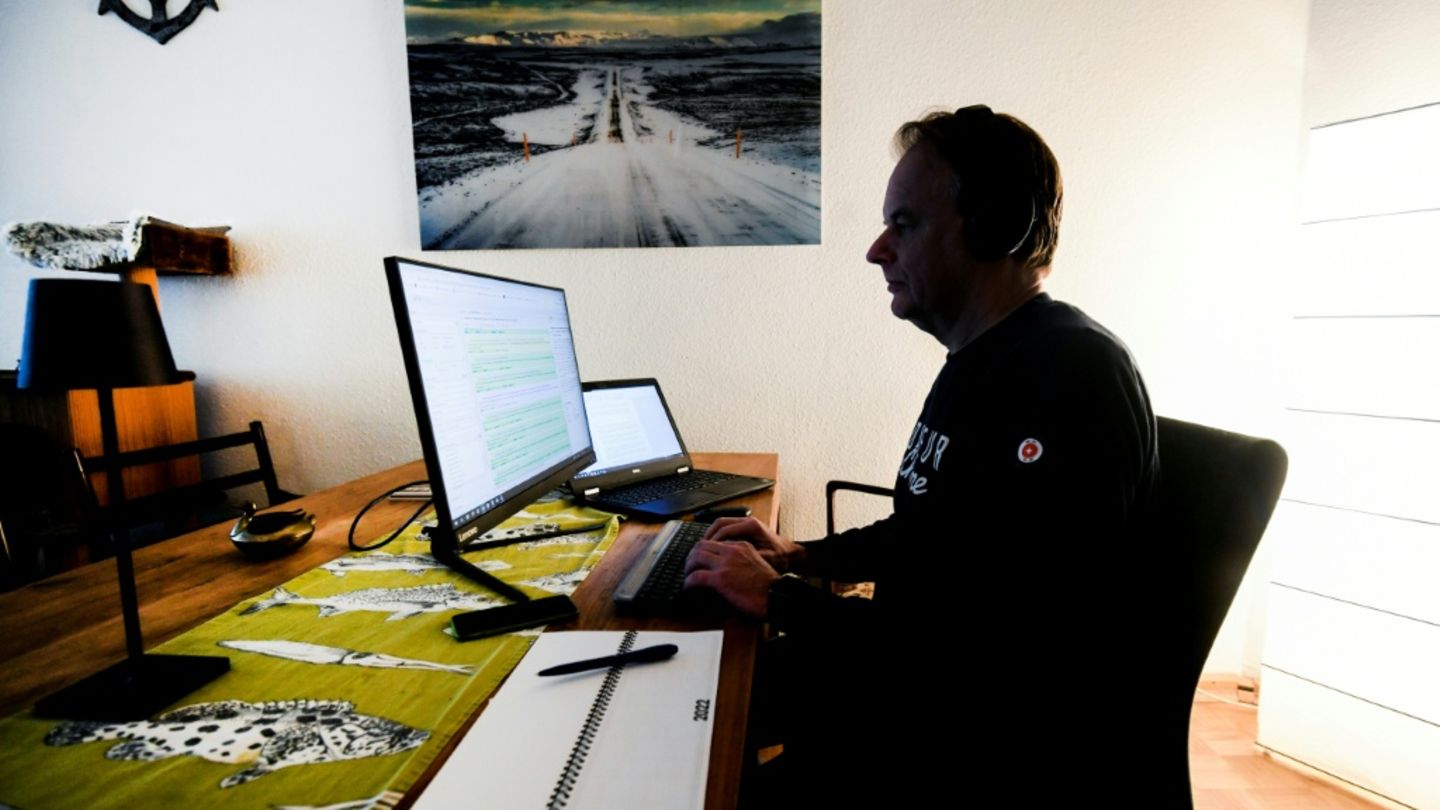 Beschäftigter im Homeoffice in Dortmund im Februar 2022