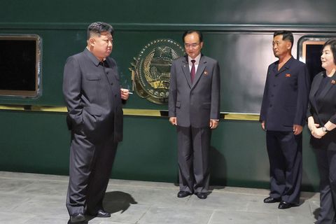 Nordkoreas Machthaber Kim Jong-un vor seinem Zug