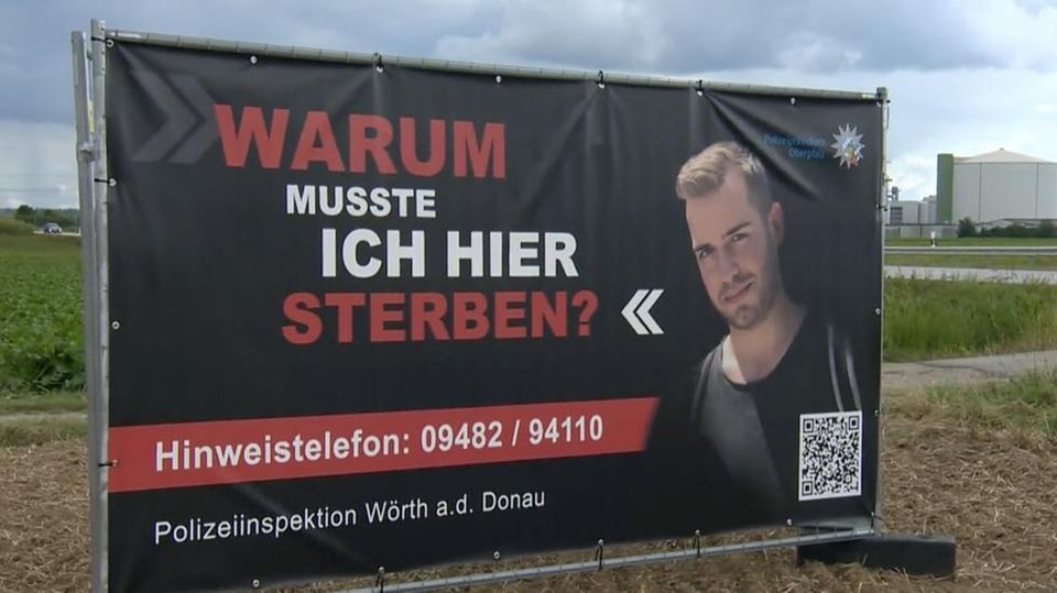 Warum musste Vincent hier sterben? – Polizei startet Plakataktion Ein Plakat am Straßenrand mit einem jungen Mann und den Worten "Warum musste ich hier sterben?"