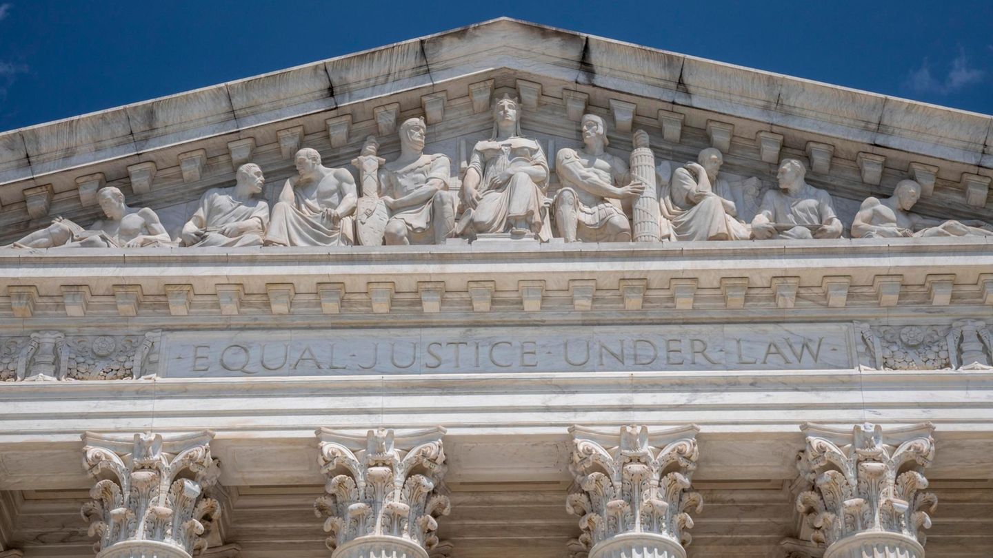 Auf der Vorderseite des US-Supreme Court steht „Equal Justice under Law“ – die Richter müssen bald über Trumps Zölle entscheiden