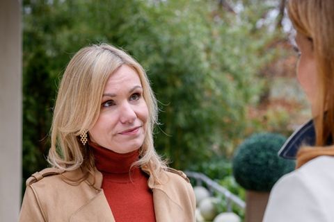 "Sturm der Liebe": Katja (l.) geht bewusst auf Distanz zu Markus.