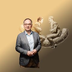 Kolumnist Nico Fried, im Hintergrund Habeck und Söder, sie schauen sich mit verschränkten Armen an und sitzen auf einer Wurst