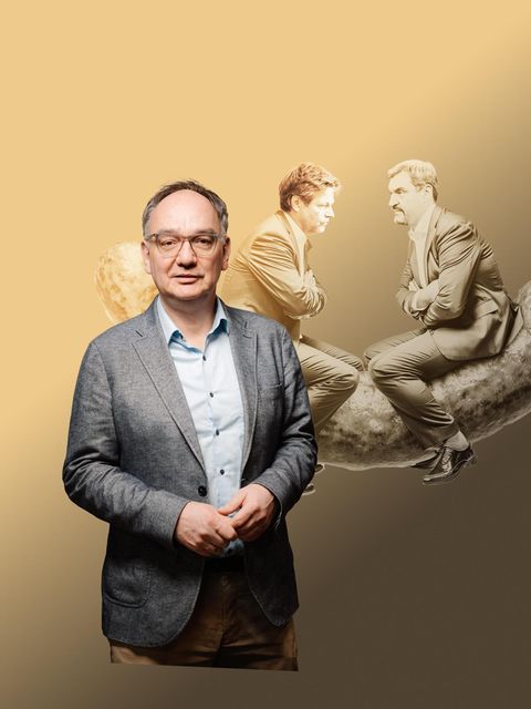 Kolumnist Nico Fried, im Hintergrund Habeck und Söder, sie schauen sich mit verschränkten Armen an und sitzen auf einer Wurst