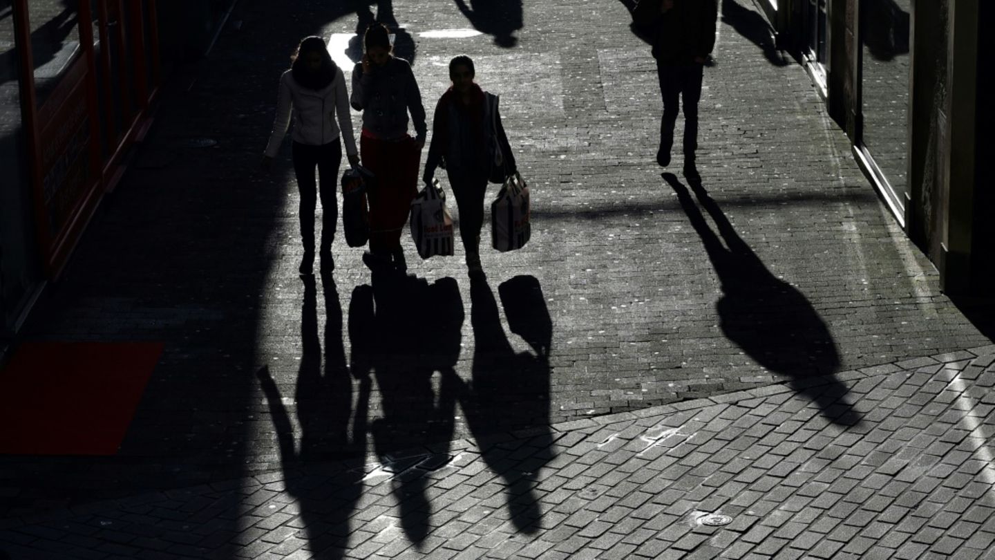 Fußgänger auf einer Straße Fußgänger auf einer Straße