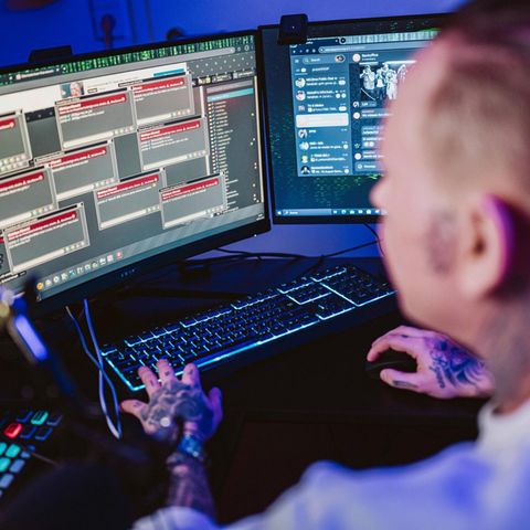 Seine Schaltzentrale: Marvin Ojaghi gibt sich im Internet als junges Mädchen aus und jagt Pädophile