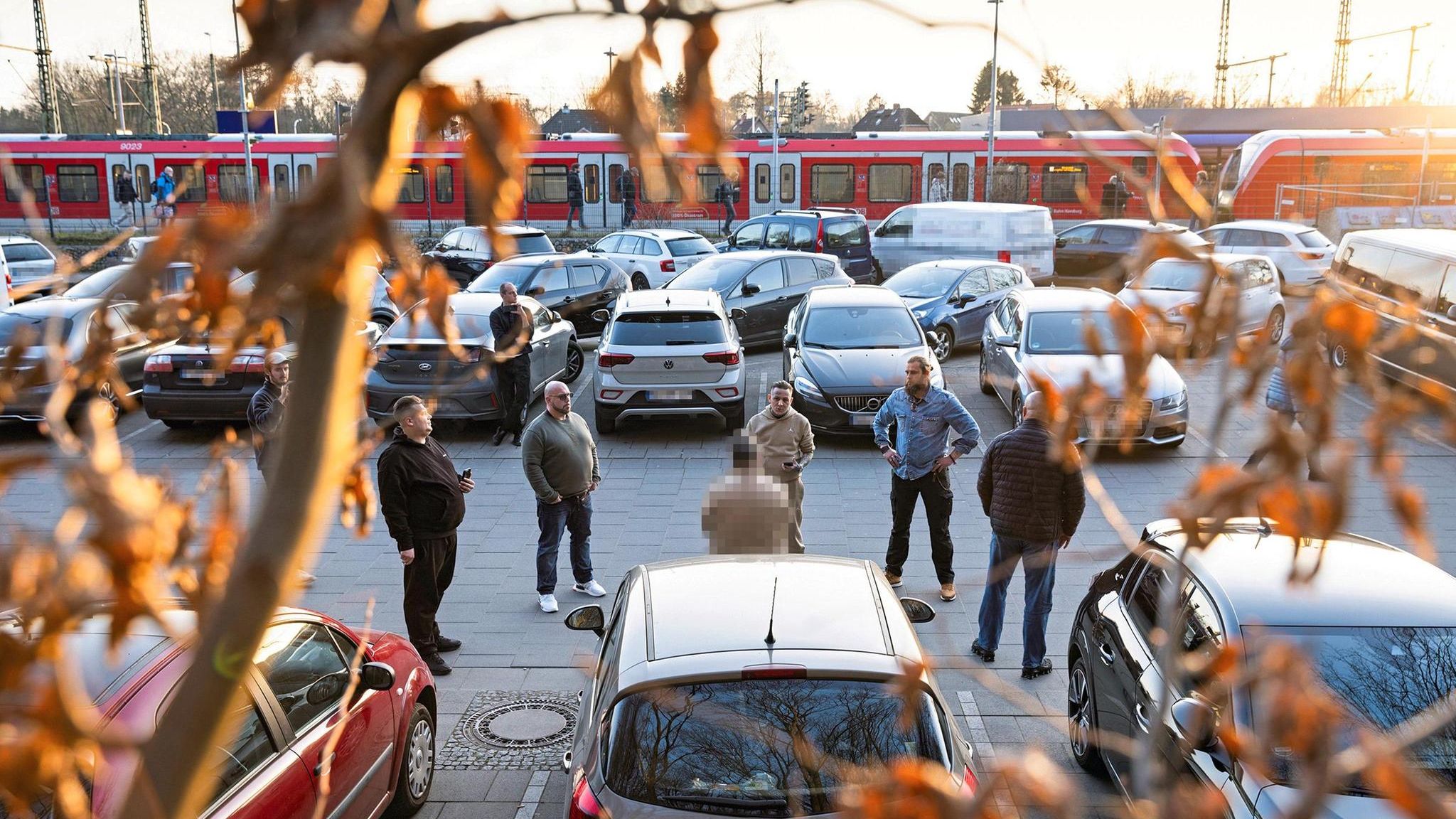 Ojaghi und seine Mitstreiter konfrontieren Lutz Kratzer Ojaghi und seine Mitstreiter konfrontieren Lutz Kratzer