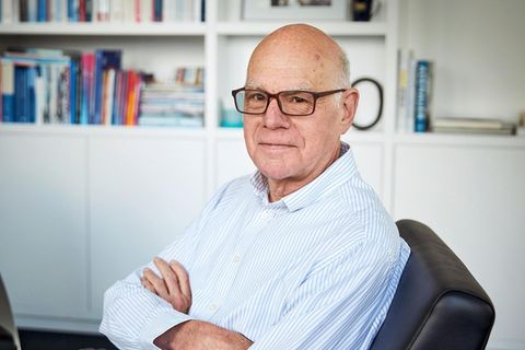 Norbert Lammert sitzt in seinem Büro in der Konrad-Adenauer-Stiftung in Berlin