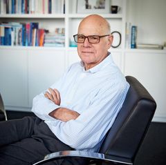 Norbert Lammert sitzt in seinem Büro in der Konrad-Adenauer-Stiftung in Berlin