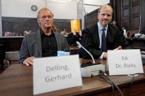 Gerhard Delling (links) gab am neunten Tag des Prozesses eine Erklärung ab