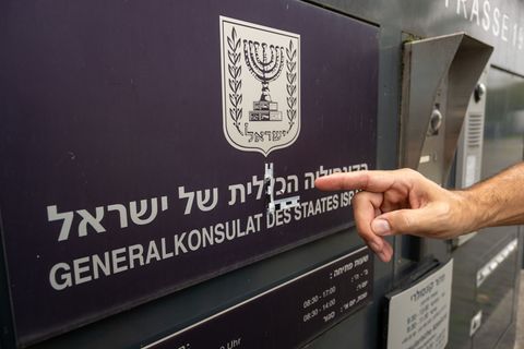 Das Generalkonsulat wurde vor einem Jahr zum Ziel (Archivbild). Foto: Stefan Puchner/dpa