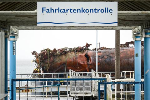 Experten haben einen Teil eines 1919 gesunkenen U-Bootes aus der Nordsee geborgen. Foto: Sina Schuldt/dpa