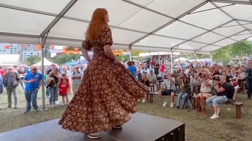 Redhead Days: Festival für Rothaarige zieht Besucher aus aller Welt an Eine Frau tanzt in langem Kleid auf der Bühne vor Menschen.