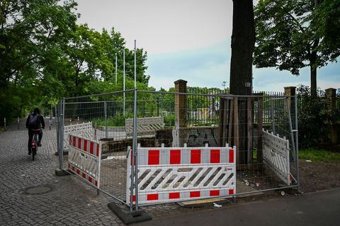 "Ein Rückbau der Zaunanlagen ist nicht nötig", heißt es vom Senat. (Archivbild) Foto: Jens Kalaene/dpa