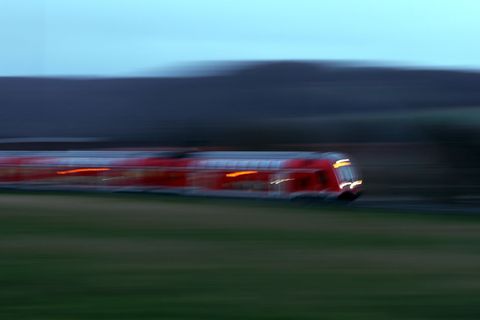 Brandgeruch in einem Regionalzug hat einen Großeinsatz der Feuerwehr ausgelöst. (Symbolbild) Foto: Karl-Josef Hildenbrand/dpa
