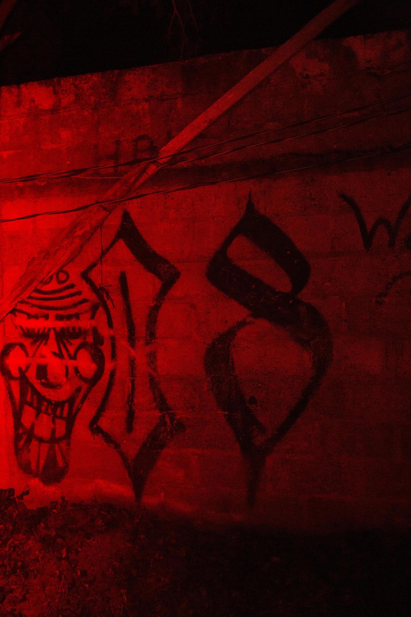 Eine Wand mit Graffiti