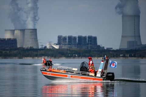 Das durchwachsene Sommerwetter bremst den Badetourismus und damit die Einsätze der Rettungskräfte, wie der Wasserwacht. (Archivb
