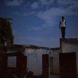 Zwei Jungen auf einem Hausdach