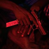 Zwei Hände halten eine Pistole