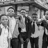 Eine Gruppe Schwarzer Jungs in Schuluniformen auf der Straße