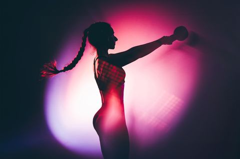 Eine Frau bei einer Sportübung
